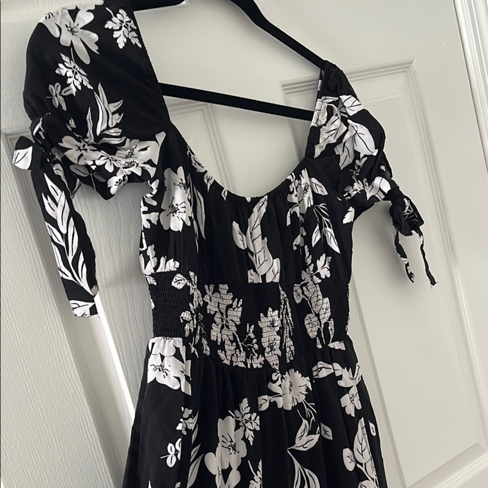 Lulus~ Floral Black & White Jumpsuit Size Small